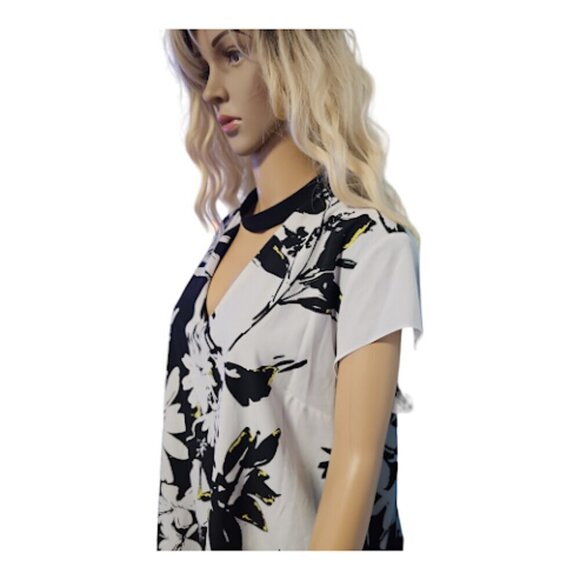 Nygard floral blouse with v neck - Picture 2 of 9